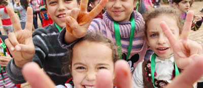 Syrian children making peace signs.